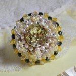 Bague Flower brodée avec un cabochon rond en Cristal Champagne, coquille estampe Argentée, chatons, toupies, facettes en verre de bohème, perles rondes nacrées et rocailles sur bague en Argent 925 